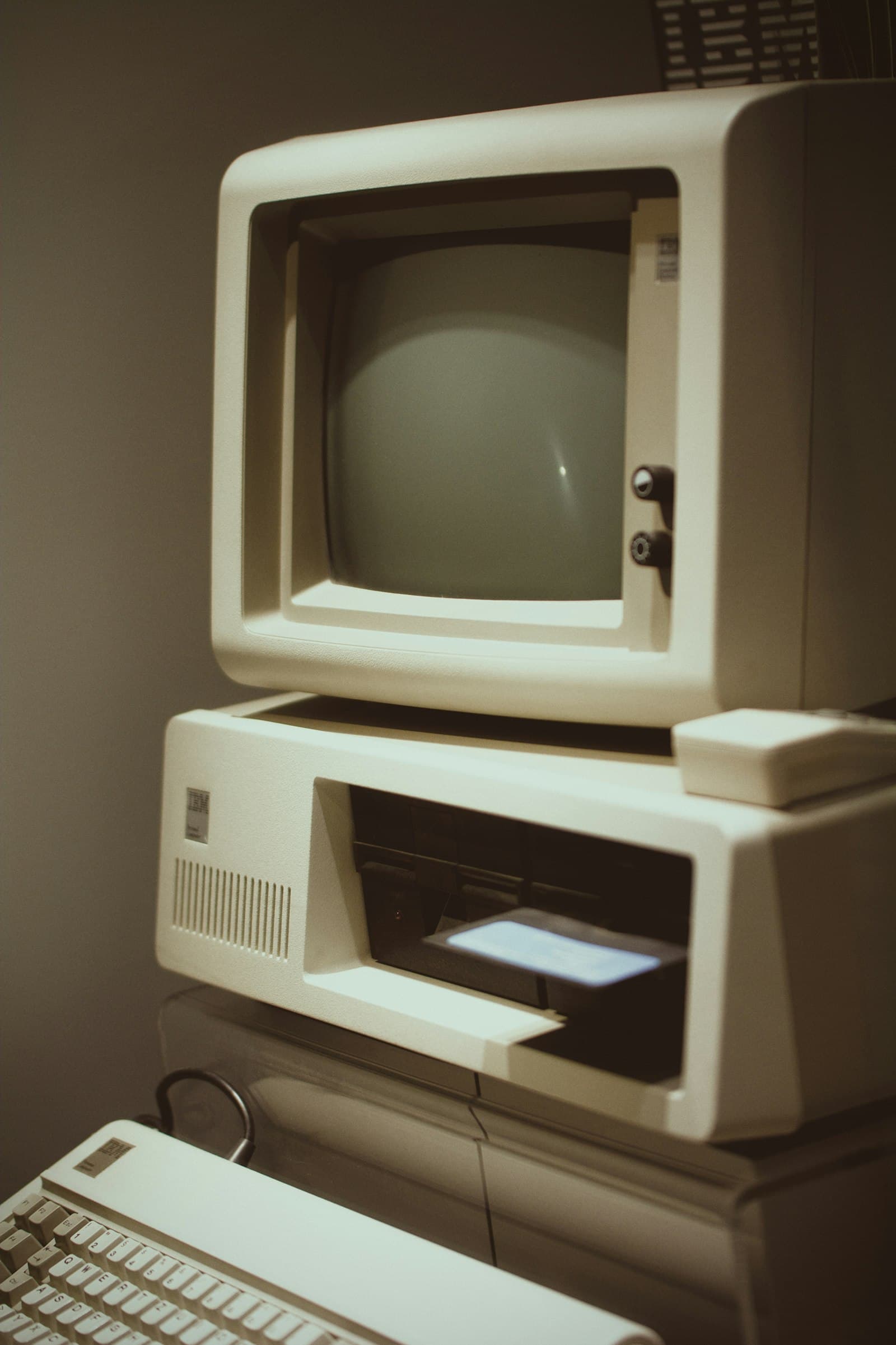 A retro white Macintosh computer from the late 1990s